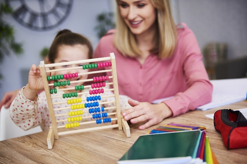 ребенок учит таблицу умножения